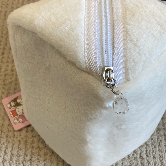 NWT Hello Kitty Faux Fur Cosmetic Bag & Surf Towel Set โ Adorable & Rare! - Picture 4 of 9